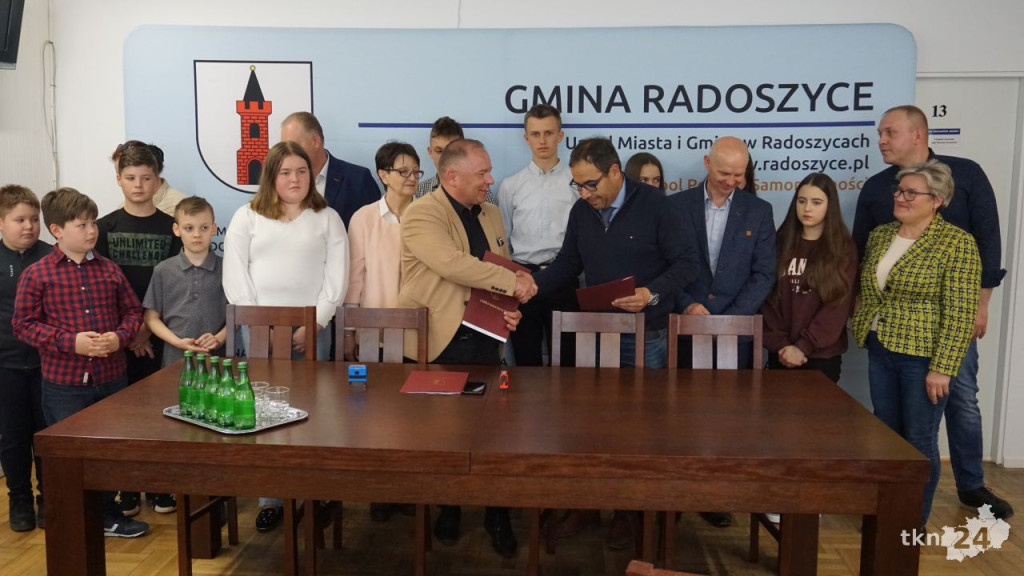 Radoszyce: Ruszają budowy sal gimnastycznych i termomodernizacje szkół! [wideo, zdjęcia]
