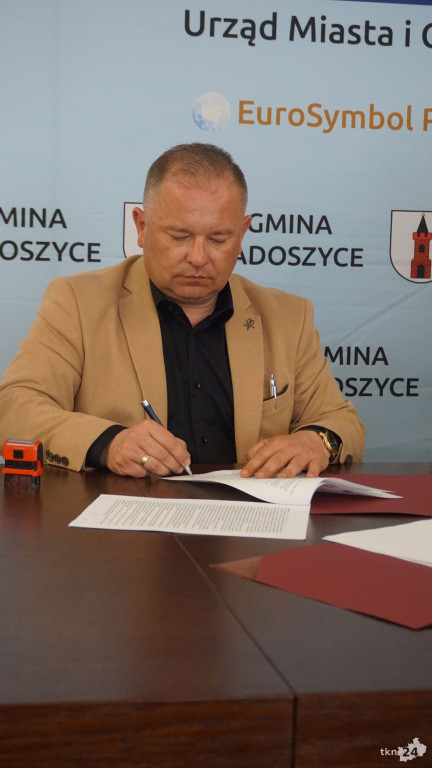 Radoszyce: Ruszają budowy sal gimnastycznych i termomodernizacje szkół! [wideo, zdjęcia]