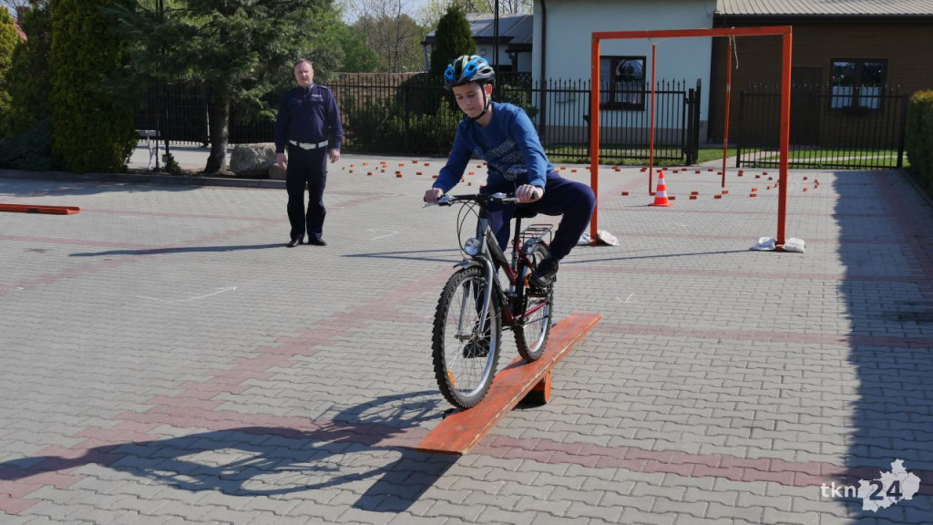 Pokonywali tor przeszkód jadąc na rowerze. Turniej `Bezpieczeństwo Ruchu Drogowego` [wideo, zdjęcia]