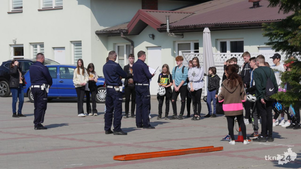 Pokonywali tor przeszkód jadąc na rowerze. Turniej `Bezpieczeństwo Ruchu Drogowego` [wideo, zdjęcia]