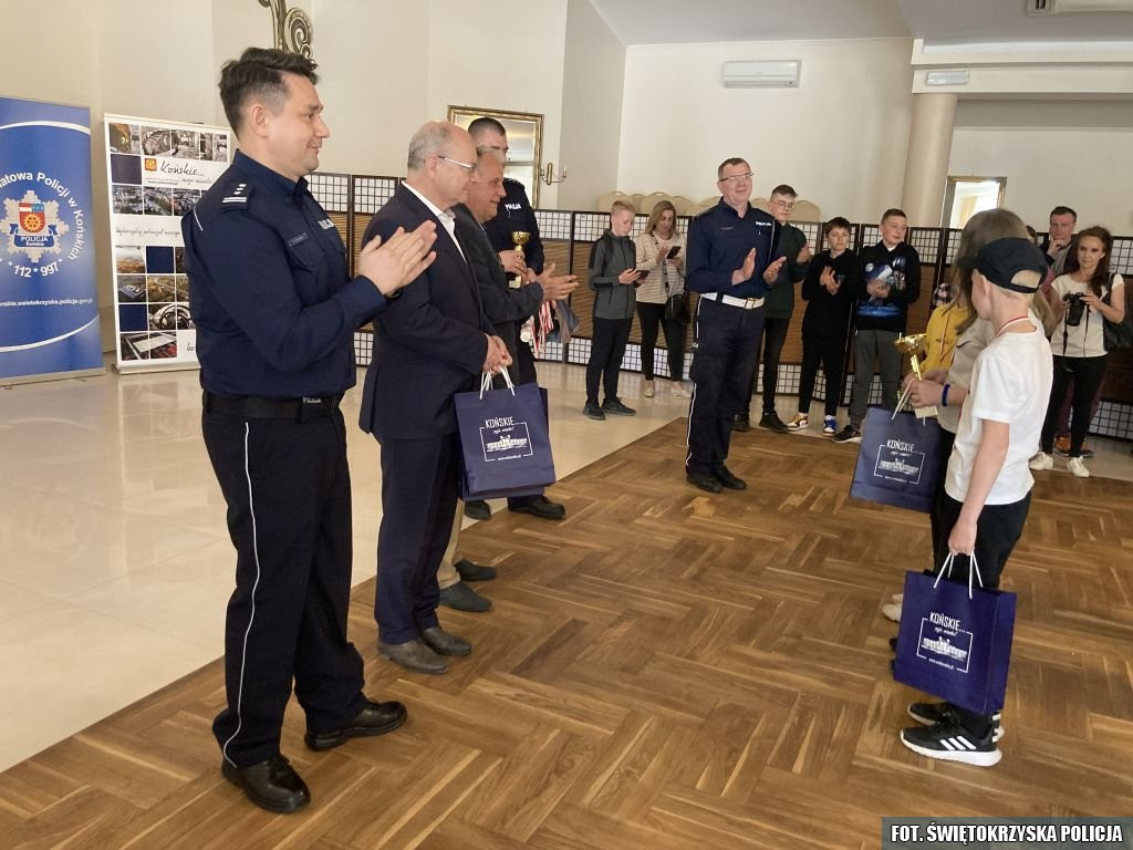 Pokonywali tor przeszkód jadąc na rowerze. Turniej `Bezpieczeństwo Ruchu Drogowego` [wideo, zdjęcia]