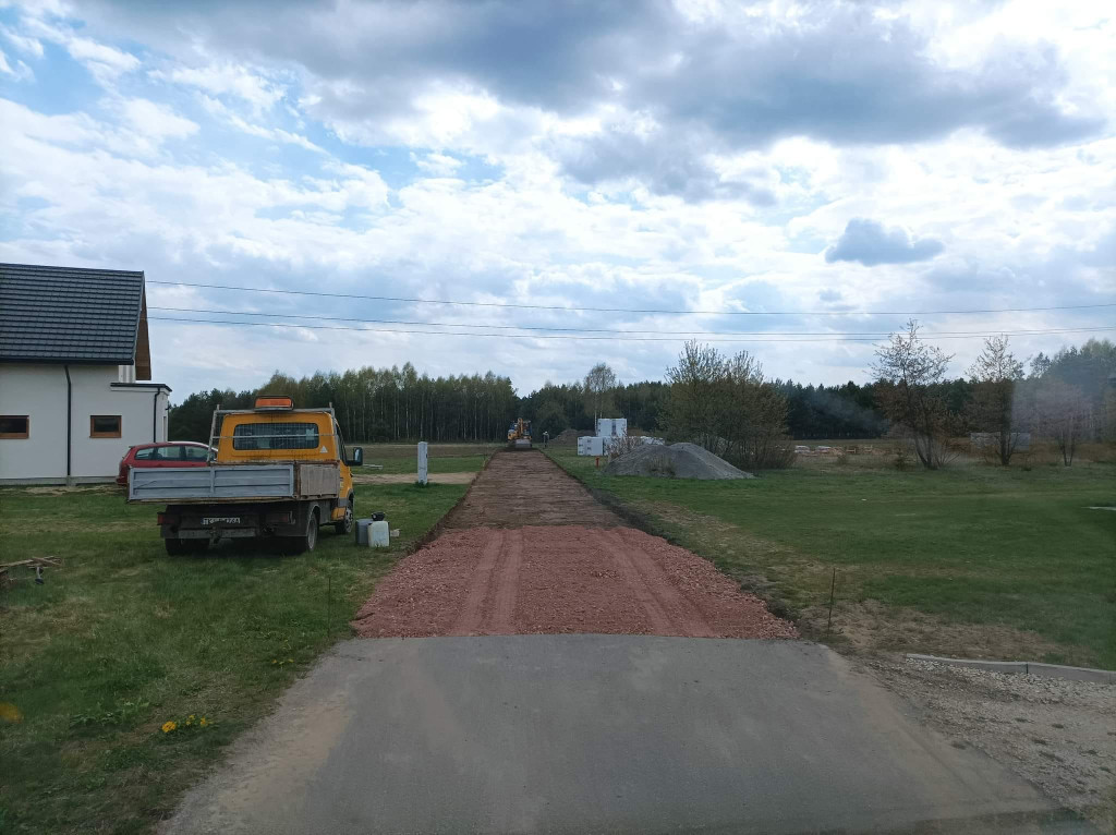 Wiosenne przebudowy dróg i przejść dla pieszych w gminie Końskie [zdjęcia]