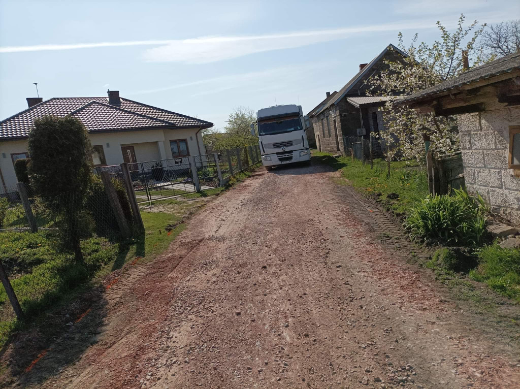 Wiosenne przebudowy dróg i przejść dla pieszych w gminie Końskie [zdjęcia]