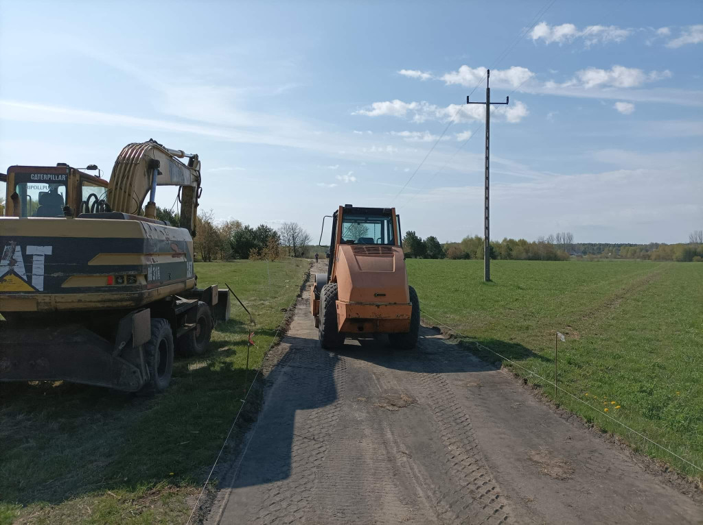 Wiosenne przebudowy dróg i przejść dla pieszych w gminie Końskie [zdjęcia]