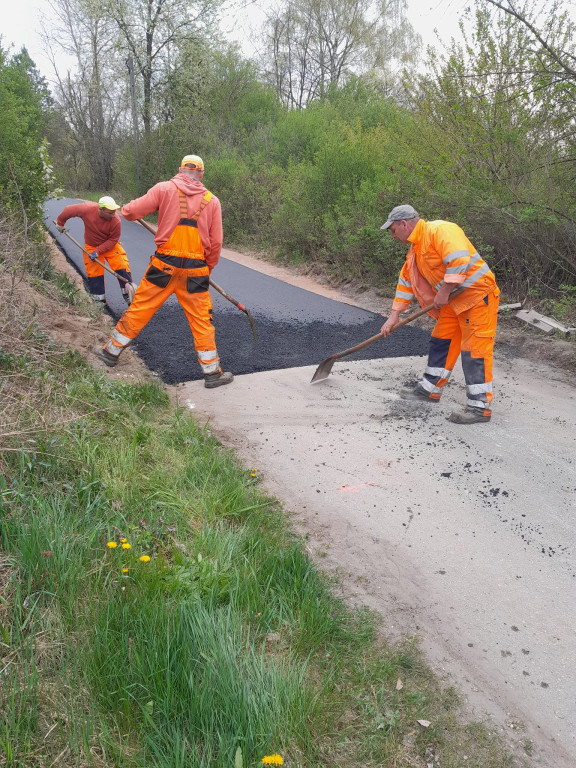Wiosenne przebudowy dróg i przejść dla pieszych w gminie Końskie [zdjęcia]