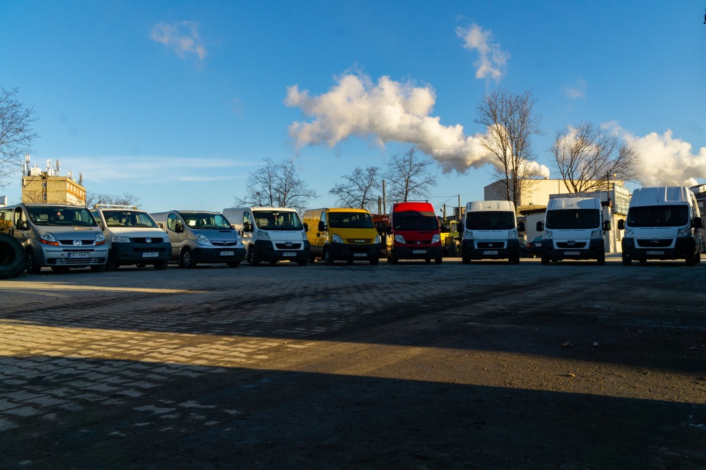 Wypożyczalnia samochodów dostawczych i 9-osobowych Końskie. Usługi transportowe [wideo, zdjęcia]
