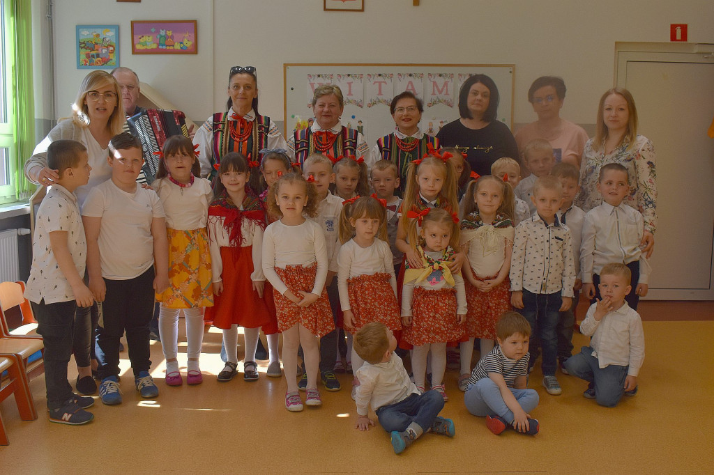 Zespół `Korniczanka` odwiedziła Przedszkole w Nieświniu [zdjęcia]
