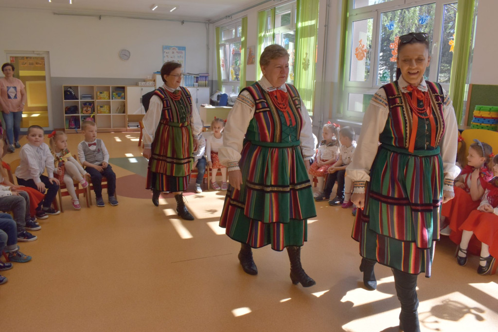 Zespół `Korniczanka` odwiedziła Przedszkole w Nieświniu [zdjęcia]