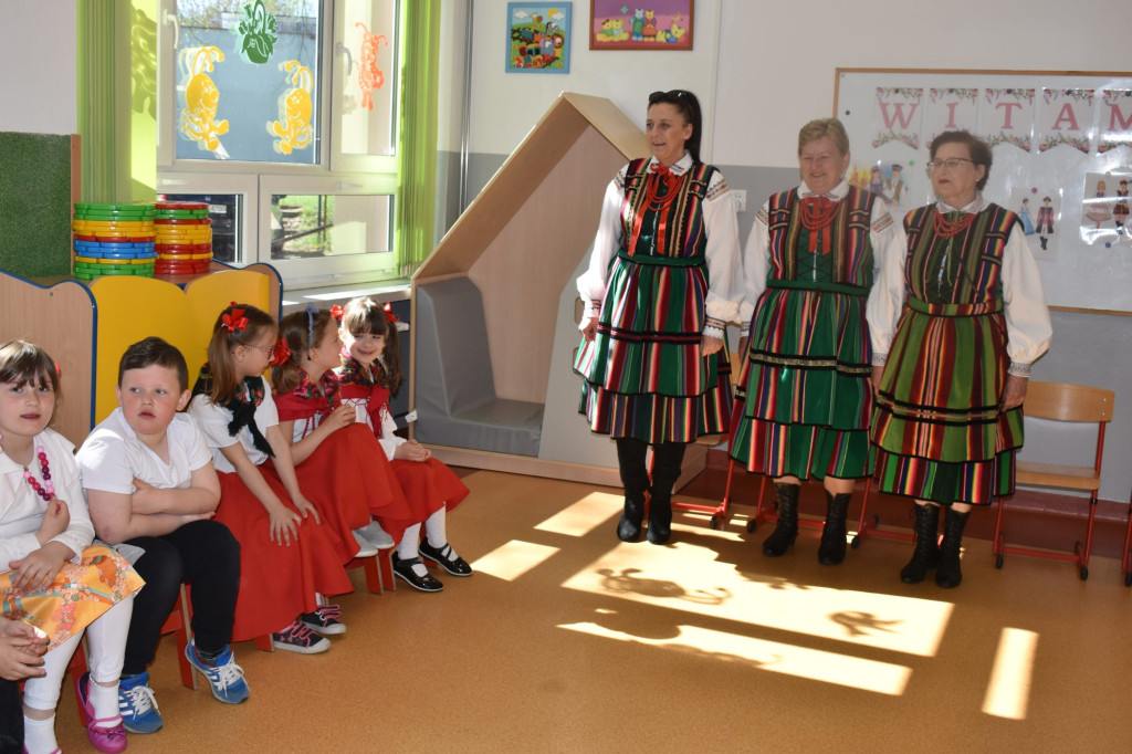 Zespół `Korniczanka` odwiedziła Przedszkole w Nieświniu [zdjęcia]