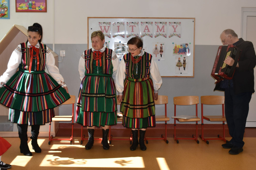 Zespół `Korniczanka` odwiedziła Przedszkole w Nieświniu [zdjęcia]