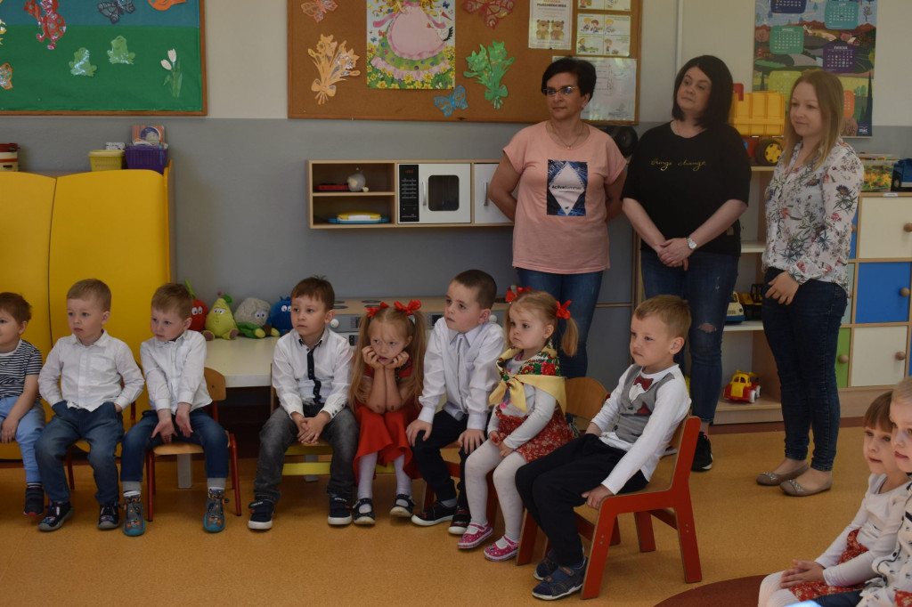 Zespół `Korniczanka` odwiedziła Przedszkole w Nieświniu [zdjęcia]