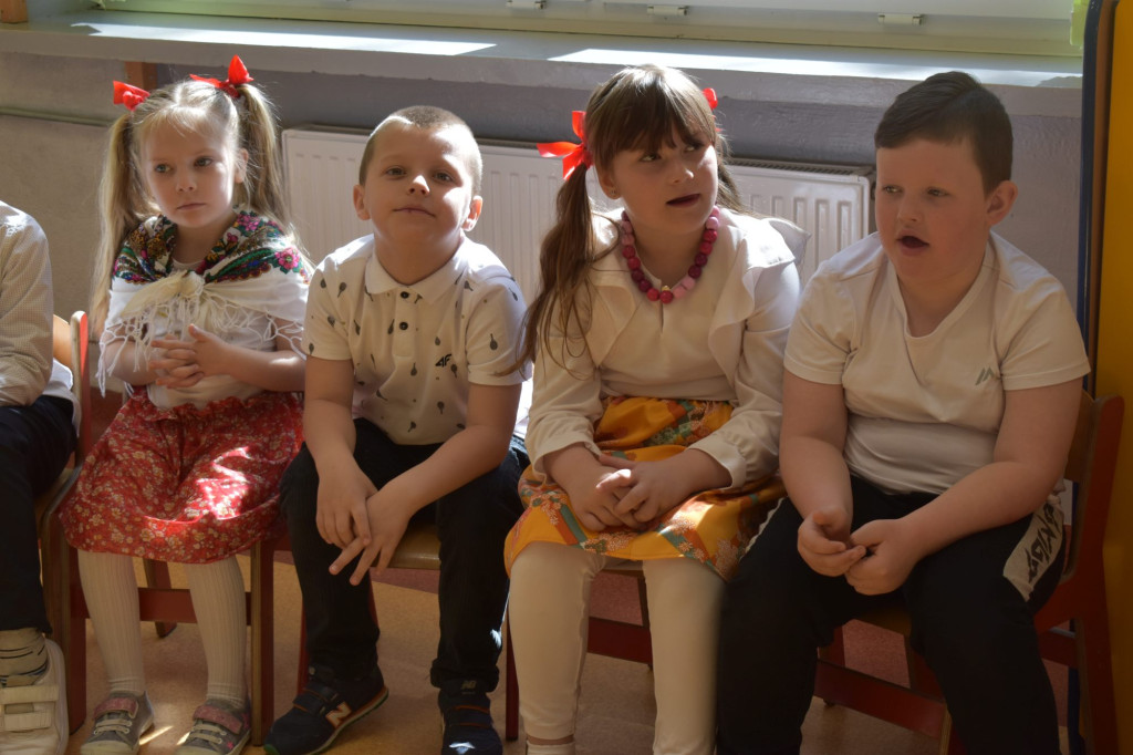 Zespół `Korniczanka` odwiedziła Przedszkole w Nieświniu [zdjęcia]