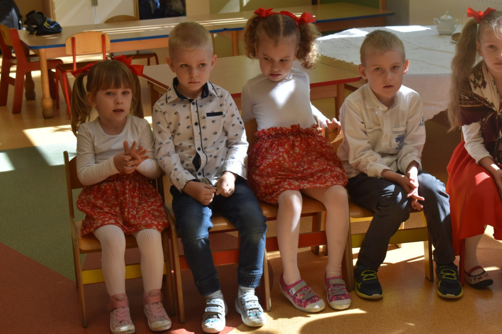 Zespół `Korniczanka` odwiedziła Przedszkole w Nieświniu [zdjęcia]