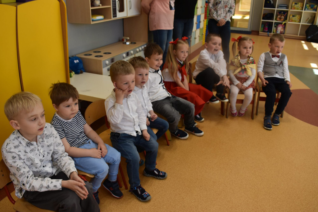 Zespół `Korniczanka` odwiedziła Przedszkole w Nieświniu [zdjęcia]