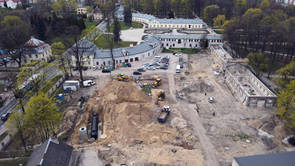 Zobaczcie budowę muzeum i parkingu przy UMiG na zdjęciach z drona