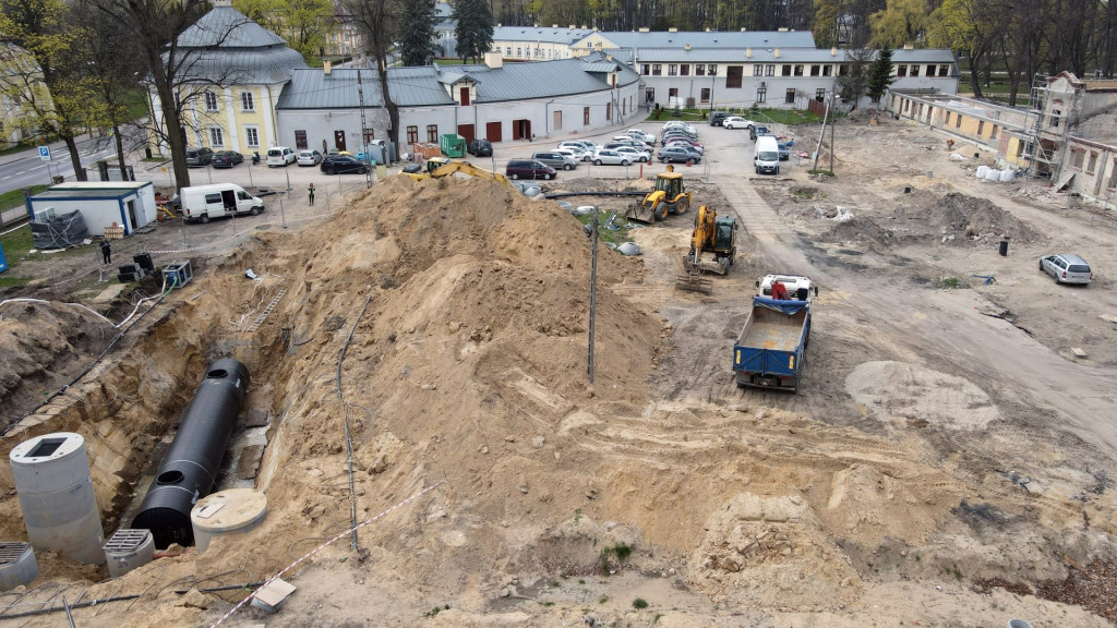 Zobaczcie budowę muzeum i parkingu przy UMiG na zdjęciach z drona