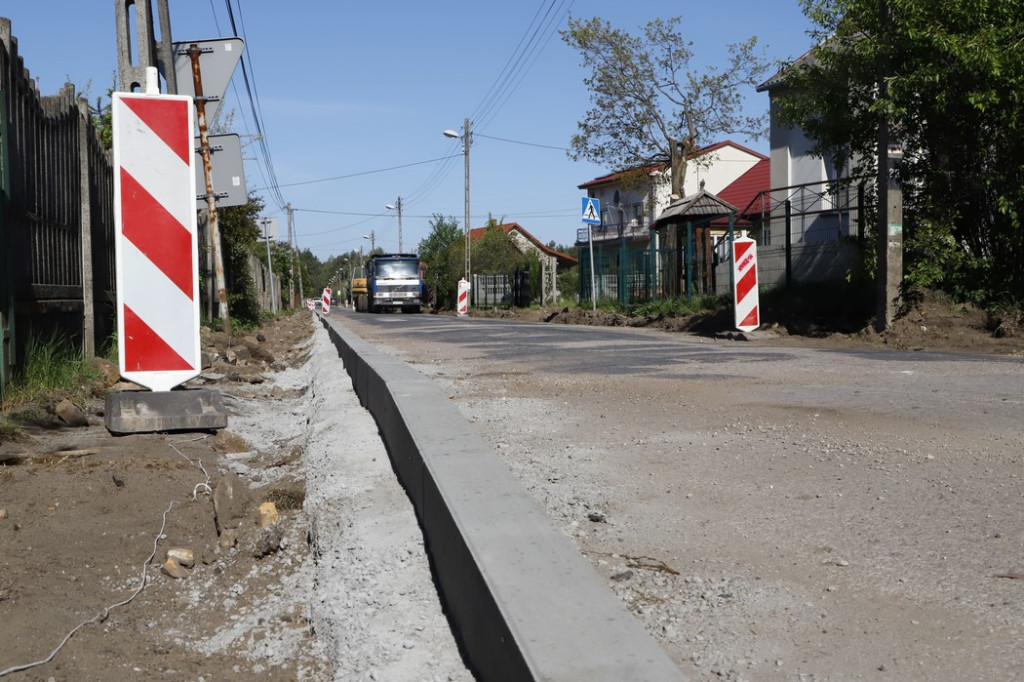 Powiat remontuje ważną drogę łączącą gminy Końskie i Stąporków [wideo, zdjęcia]