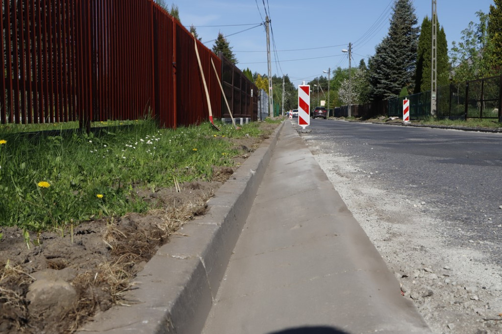 Powiat remontuje ważną drogę łączącą gminy Końskie i Stąporków [wideo, zdjęcia]