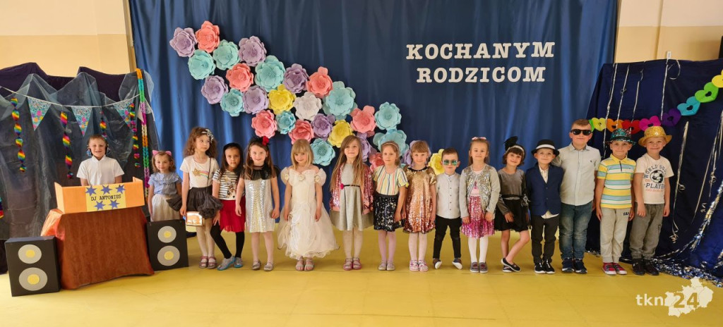 Przedszkolaki wystąpiły dla swoich rodzin w Bajkowej Krainie [wideo, zdjęcia]