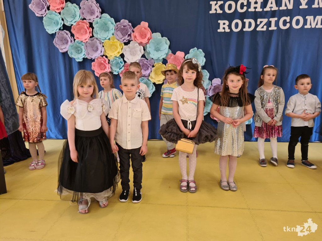 Przedszkolaki wystąpiły dla swoich rodzin w Bajkowej Krainie [wideo, zdjęcia]