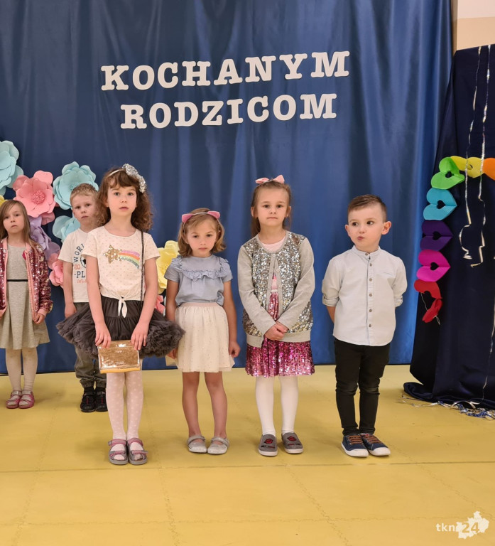 Przedszkolaki wystąpiły dla swoich rodzin w Bajkowej Krainie [wideo, zdjęcia]
