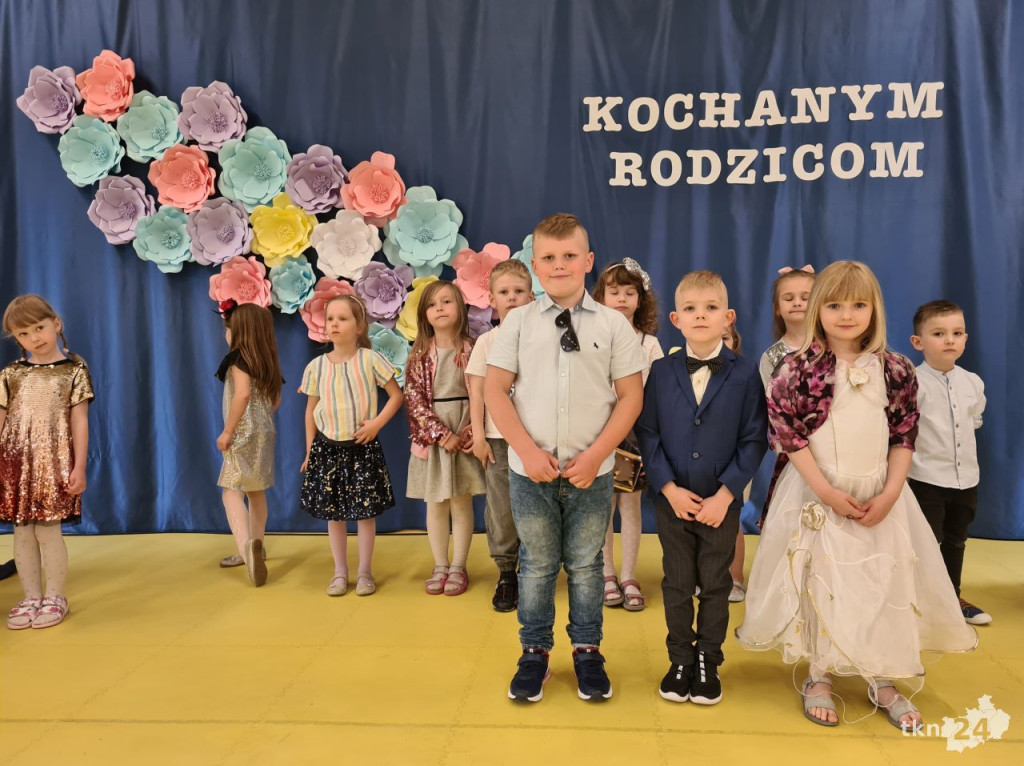Przedszkolaki wystąpiły dla swoich rodzin w Bajkowej Krainie [wideo, zdjęcia]