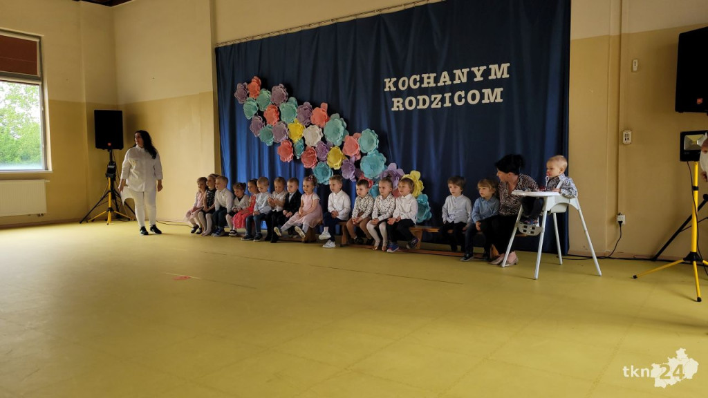 Przedszkolaki wystąpiły dla swoich rodzin w Bajkowej Krainie [wideo, zdjęcia]