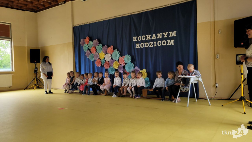 Przedszkolaki wystąpiły dla swoich rodzin w Bajkowej Krainie [wideo, zdjęcia]