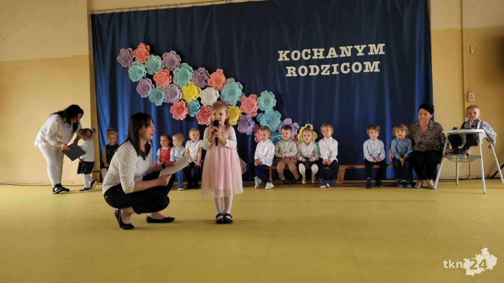 Przedszkolaki wystąpiły dla swoich rodzin w Bajkowej Krainie [wideo, zdjęcia]