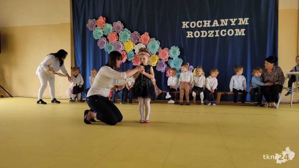 Przedszkolaki wystąpiły dla swoich rodzin w Bajkowej Krainie [wideo, zdjęcia]