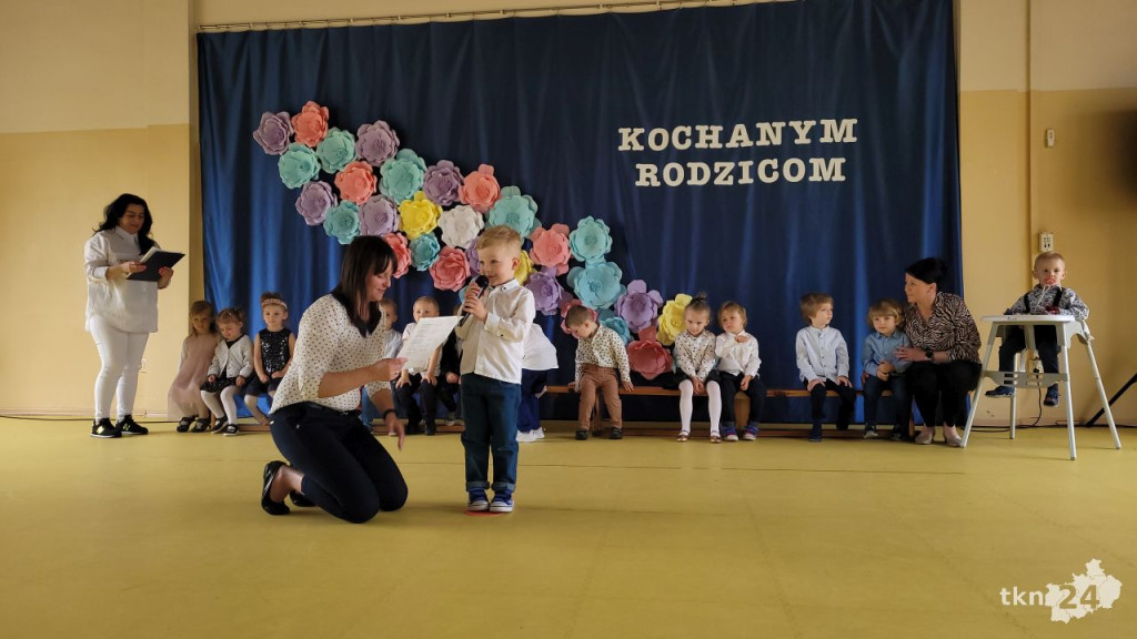 Przedszkolaki wystąpiły dla swoich rodzin w Bajkowej Krainie [wideo, zdjęcia]