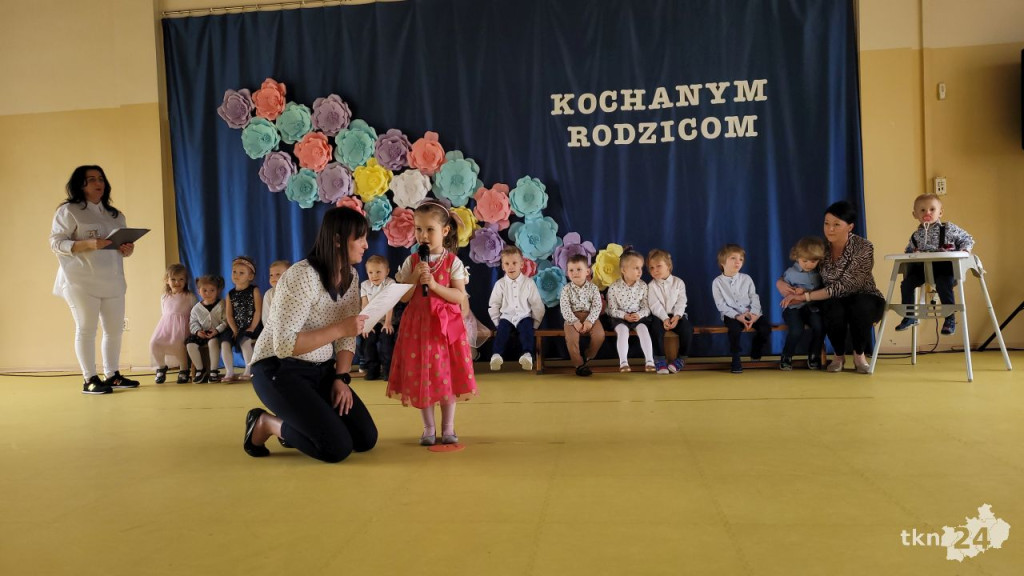 Przedszkolaki wystąpiły dla swoich rodzin w Bajkowej Krainie [wideo, zdjęcia]
