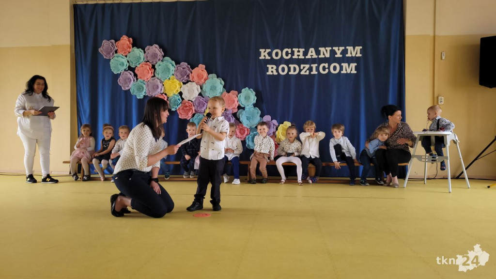 Przedszkolaki wystąpiły dla swoich rodzin w Bajkowej Krainie [wideo, zdjęcia]