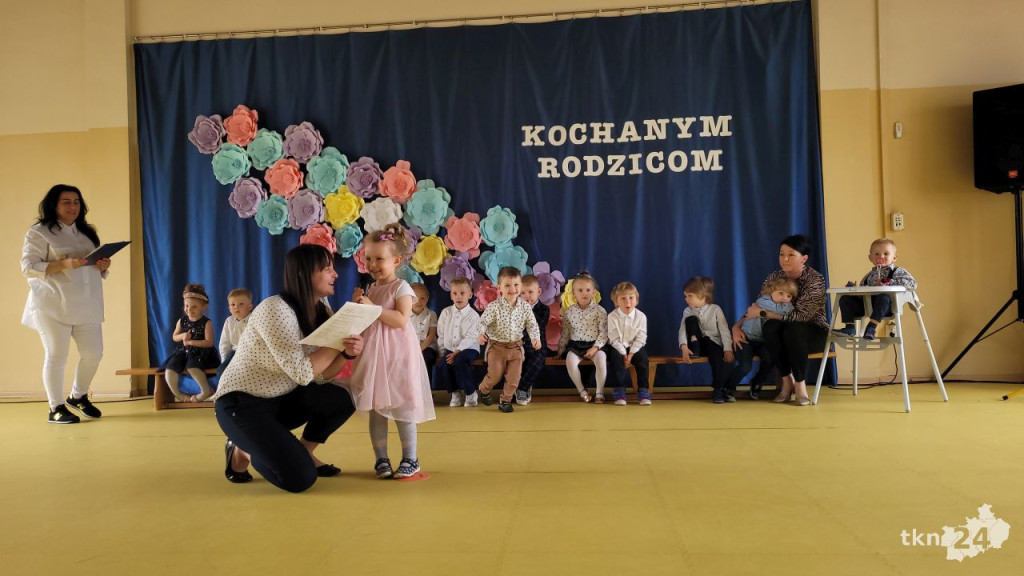 Przedszkolaki wystąpiły dla swoich rodzin w Bajkowej Krainie [wideo, zdjęcia]