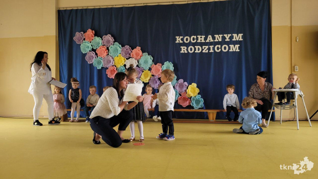Przedszkolaki wystąpiły dla swoich rodzin w Bajkowej Krainie [wideo, zdjęcia]