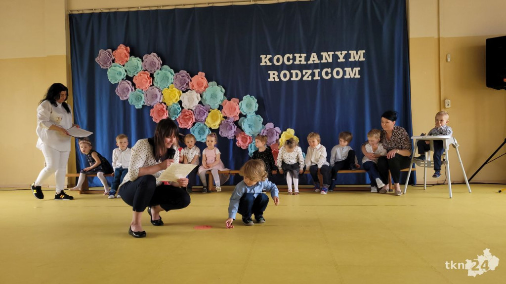 Przedszkolaki wystąpiły dla swoich rodzin w Bajkowej Krainie [wideo, zdjęcia]