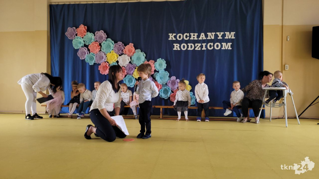 Przedszkolaki wystąpiły dla swoich rodzin w Bajkowej Krainie [wideo, zdjęcia]
