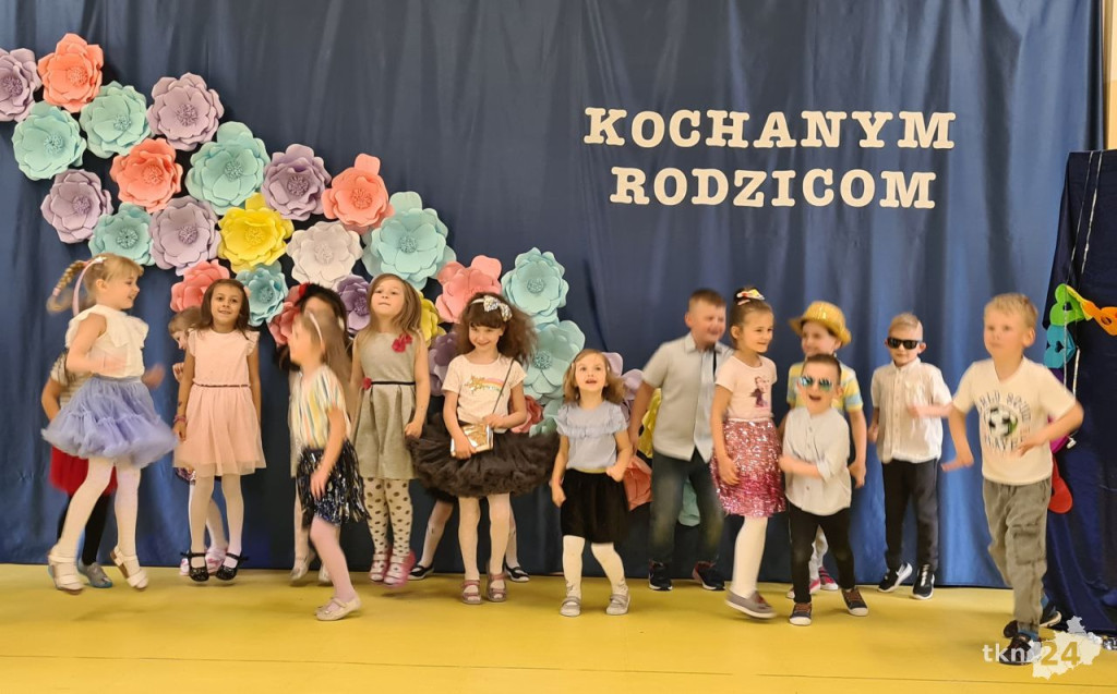 Przedszkolaki wystąpiły dla swoich rodzin w Bajkowej Krainie [wideo, zdjęcia]