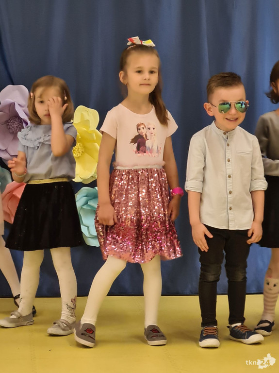 Przedszkolaki wystąpiły dla swoich rodzin w Bajkowej Krainie [wideo, zdjęcia]