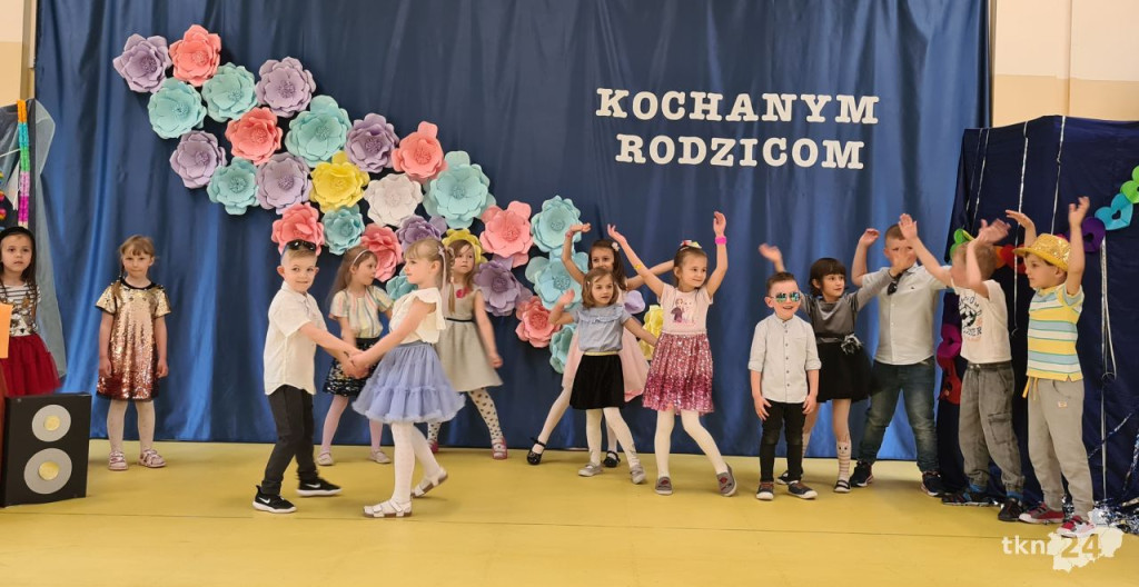 Przedszkolaki wystąpiły dla swoich rodzin w Bajkowej Krainie [wideo, zdjęcia]