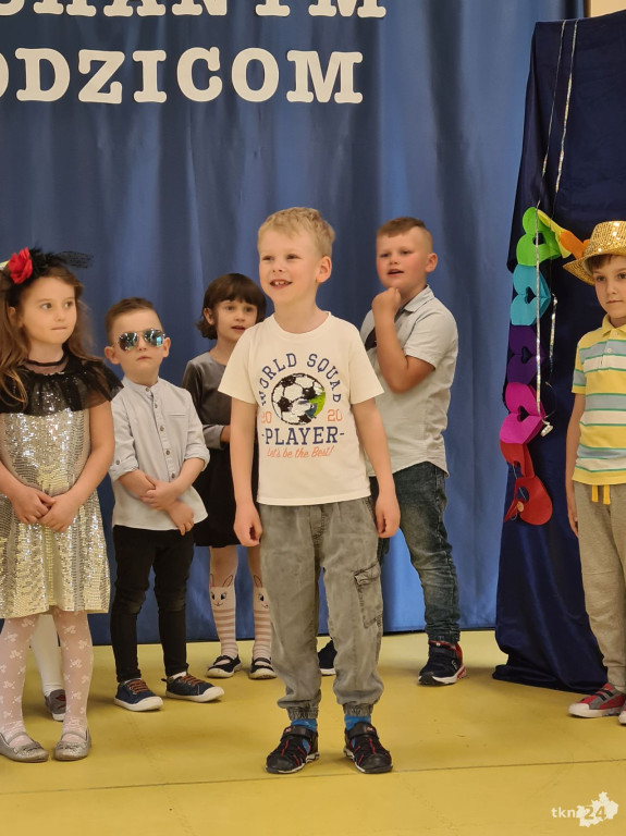 Przedszkolaki wystąpiły dla swoich rodzin w Bajkowej Krainie [wideo, zdjęcia]