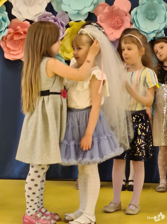Przedszkolaki wystąpiły dla swoich rodzin w Bajkowej Krainie [wideo, zdjęcia]