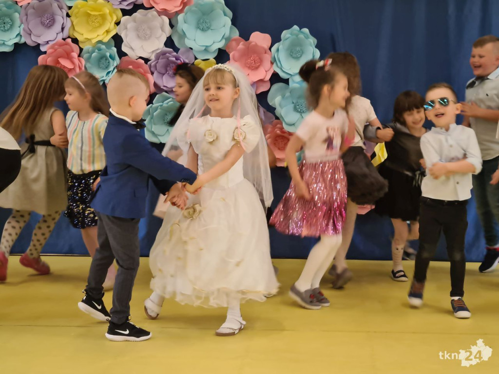 Przedszkolaki wystąpiły dla swoich rodzin w Bajkowej Krainie [wideo, zdjęcia]