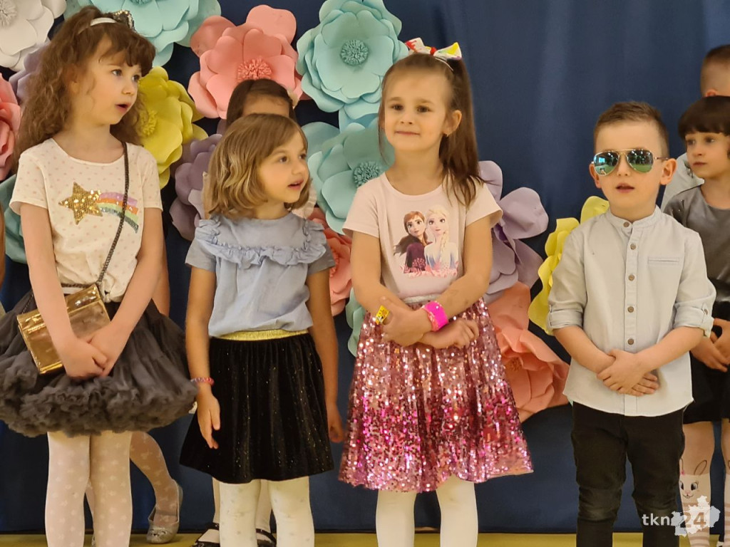 Przedszkolaki wystąpiły dla swoich rodzin w Bajkowej Krainie [wideo, zdjęcia]