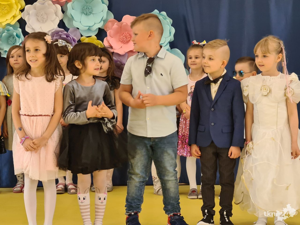 Przedszkolaki wystąpiły dla swoich rodzin w Bajkowej Krainie [wideo, zdjęcia]