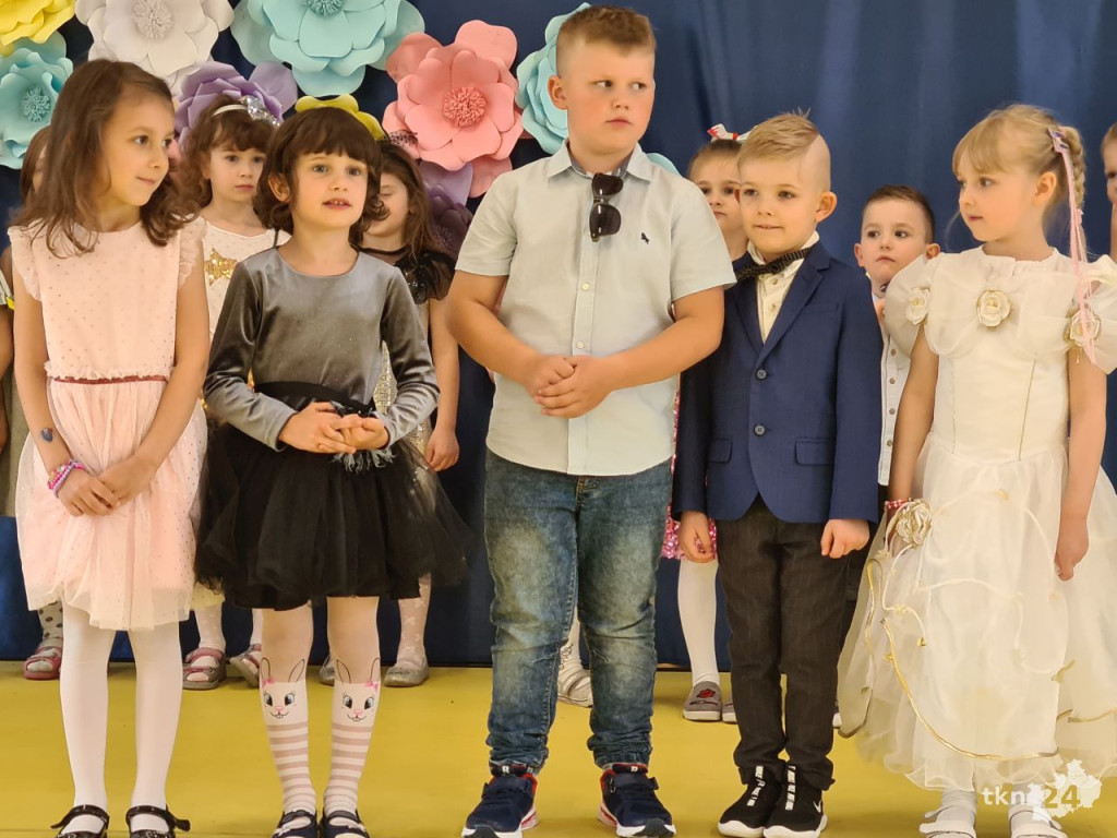 Przedszkolaki wystąpiły dla swoich rodzin w Bajkowej Krainie [wideo, zdjęcia]
