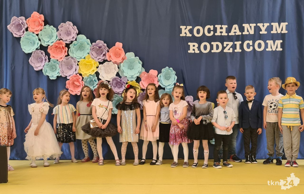 Przedszkolaki wystąpiły dla swoich rodzin w Bajkowej Krainie [wideo, zdjęcia]