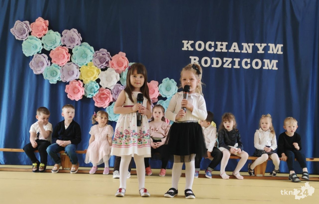 Przedszkolaki wystąpiły dla swoich rodzin w Bajkowej Krainie [wideo, zdjęcia]