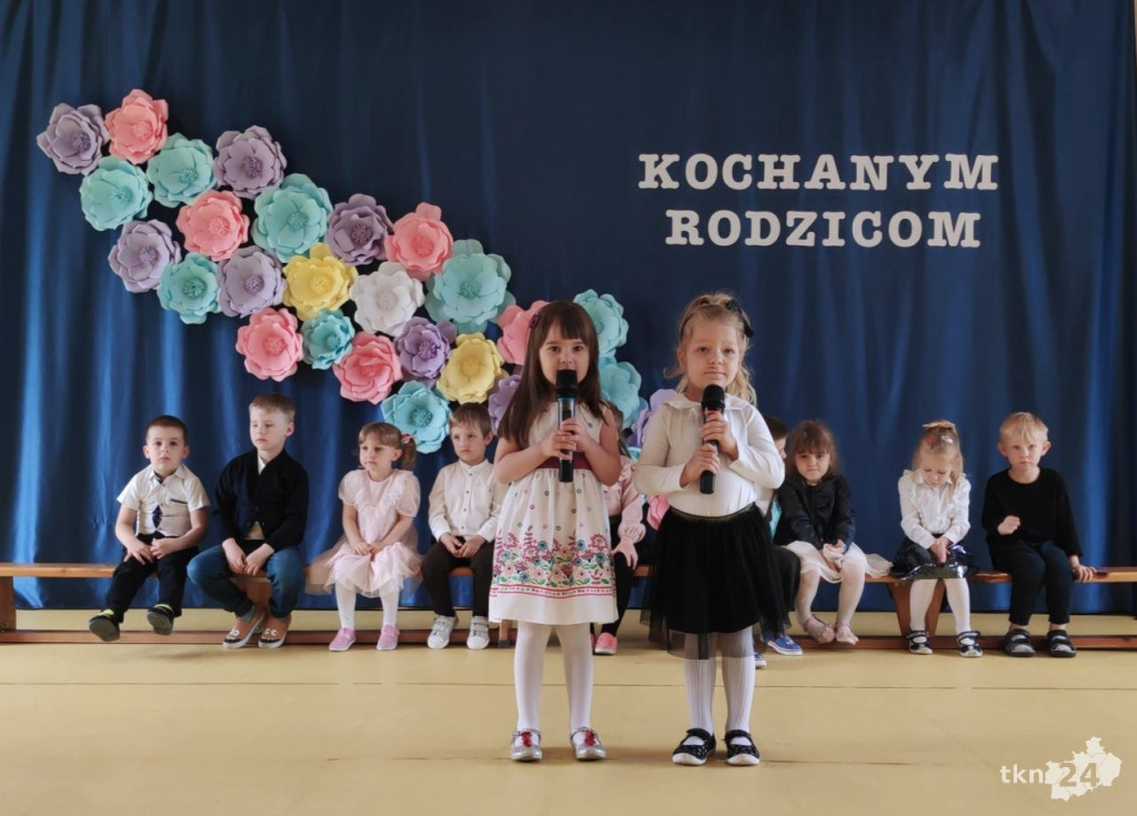 Przedszkolaki wystąpiły dla swoich rodzin w Bajkowej Krainie [wideo, zdjęcia]
