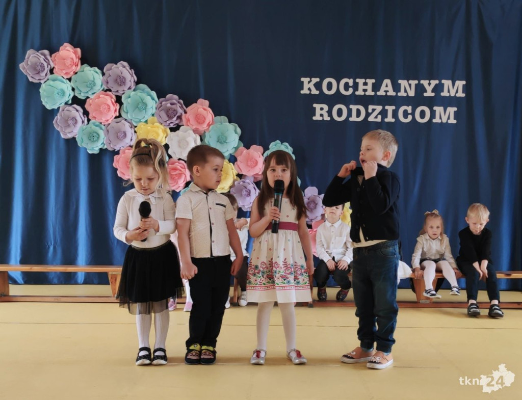 Przedszkolaki wystąpiły dla swoich rodzin w Bajkowej Krainie [wideo, zdjęcia]
